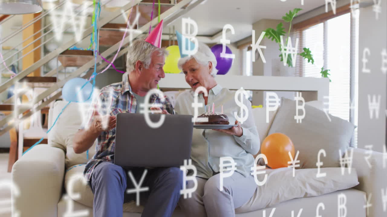 celebrando cumpleaños con pastel, pareja de ancianos usando portátil sobre símbolos de moneda animación