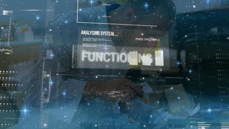 animación de la interfaz con el procesamiento de datos sobre un ingeniero caucásico que trabaja en una fábrica