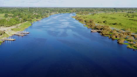 Rio-Mamore-En-El-Departamento-De-Beni,-Bolivia,-Lindo-Rio-Para-Navegar-Y-Pescar,-Desemboca-En-El-Rio-Madeira-Y-Luego-Se-Convierte-En-El-Amazonas