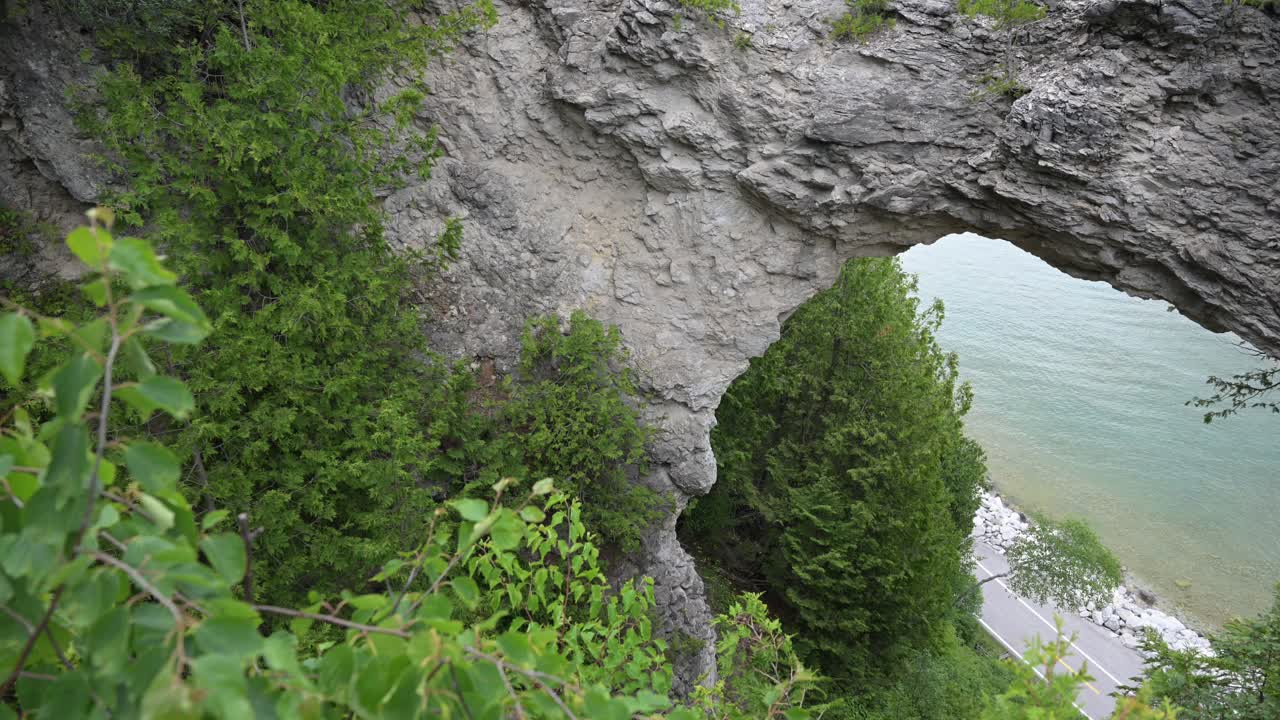 arco de roca y debajo en la isla de mackinac, michigan, sendero para ciclistas alrededor de la isla debajo del arco