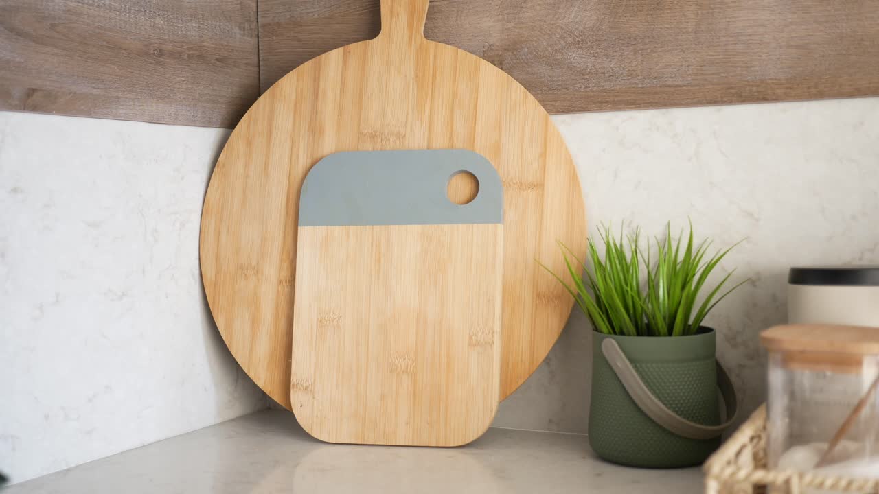 mostrador de cocina con tablas de cortar, planta y almacenamiento