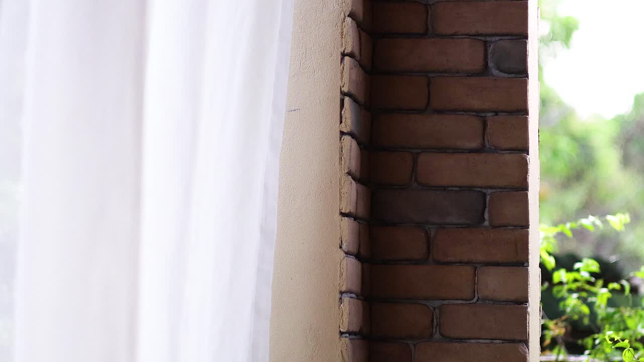 바람에 부드럽게 움직이는  커튼