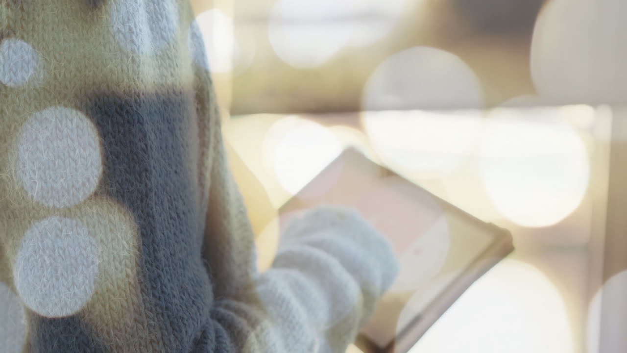 태블릿에서 읽기, 배경에 보케 조명과 함께 장치를 들고 있는 사람