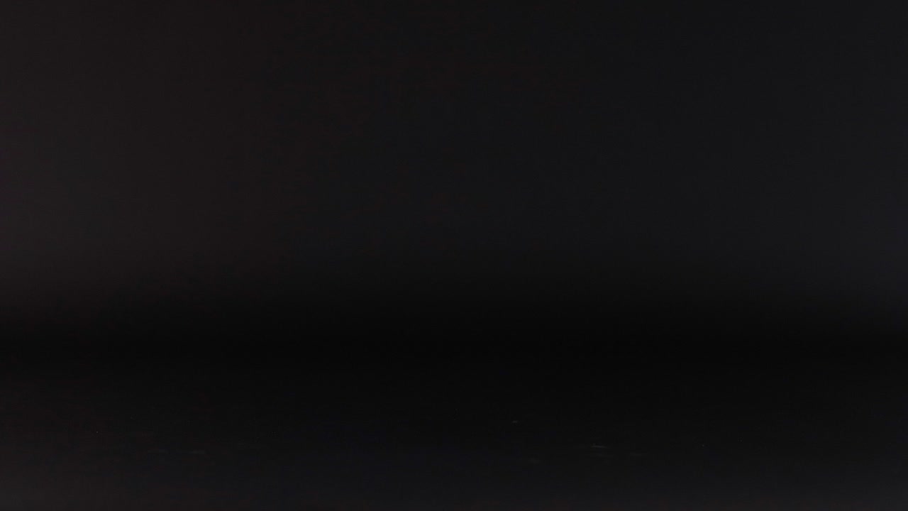 bolas de tenis rodando en una superficie oscura