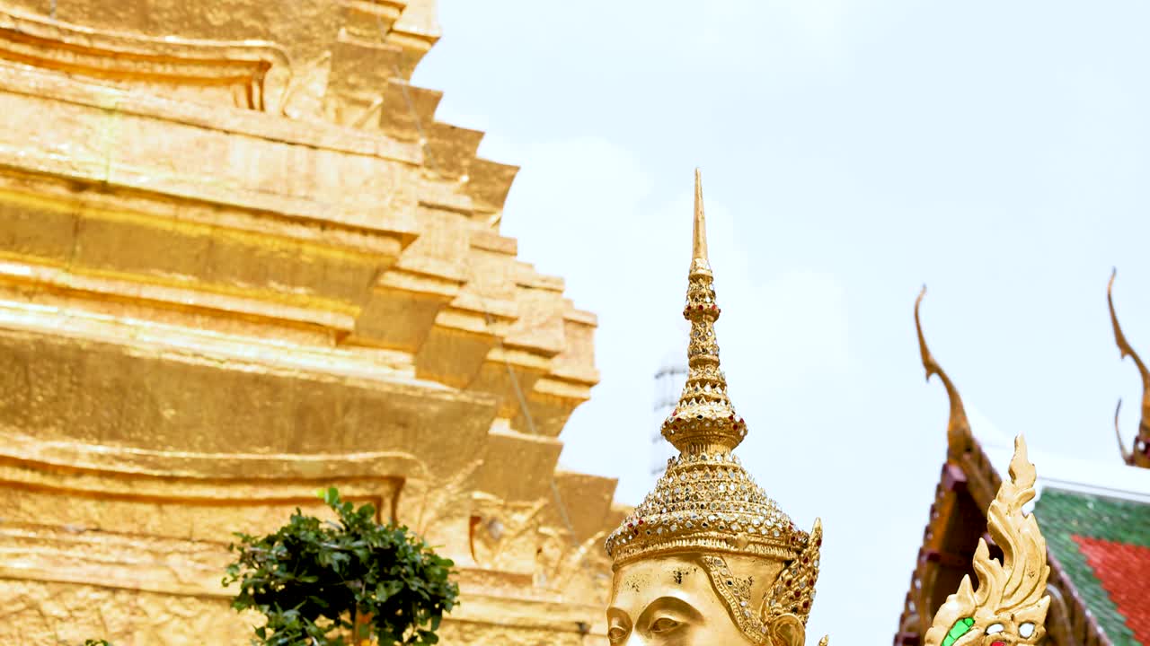Eleganti statue in un tempio di Bangkok