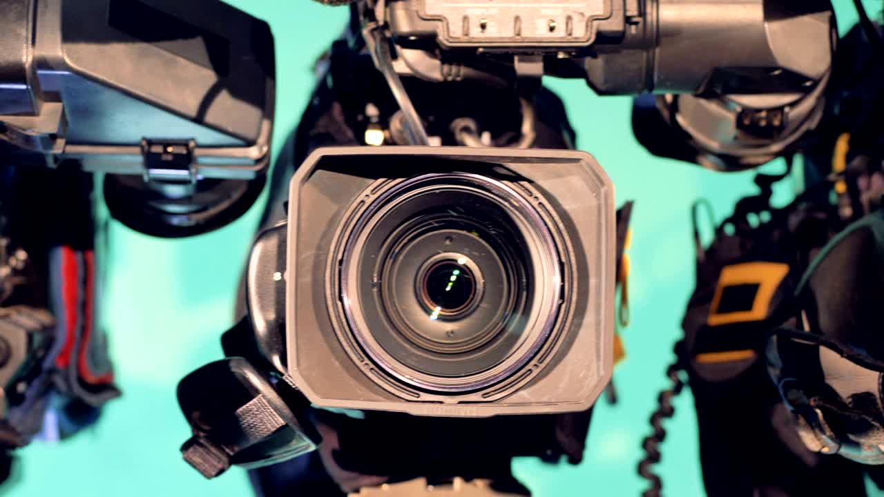 오른쪽에서 왼쪽으로 카메라 렌즈의 클로즈업 영상