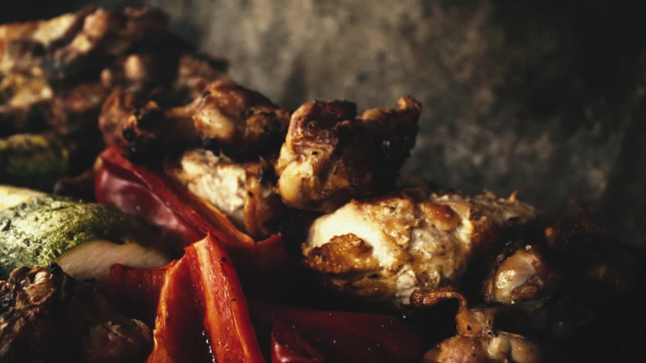 alitas de pollo de primer plano en cámara lenta y verduras a la parrilla,