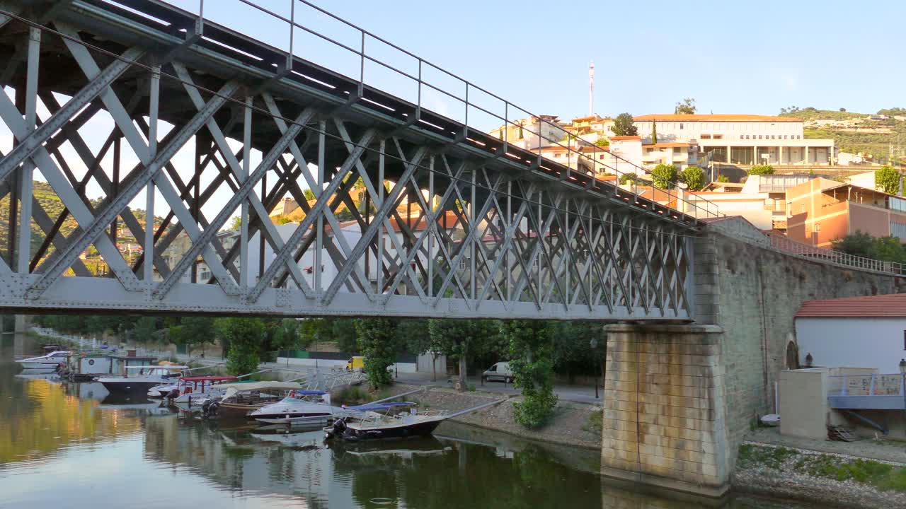 포르투갈 피나오 의 마리나 에 있는 배 들 과 함께 두로 계곡 에 있는 철도 철 다리
