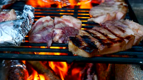 fiesta de barbacoa coreana a la parrilla afuera durante el campamento en un viejo set de barbacoa cocinar panceta de cerdo coreana en una parrilla de barbacoa afuera para acampar