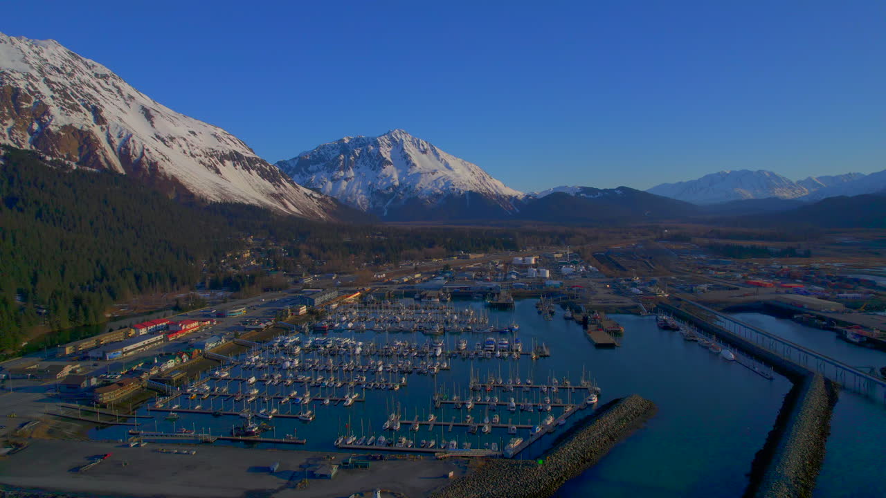 Seward Bådehavn og bjerge ved solopgang i Seward Alaska