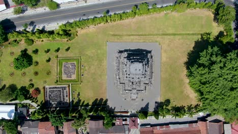 antiguo templo mendut en el monasterio budista en java, indonesia, aéreo de arriba hacia abajo