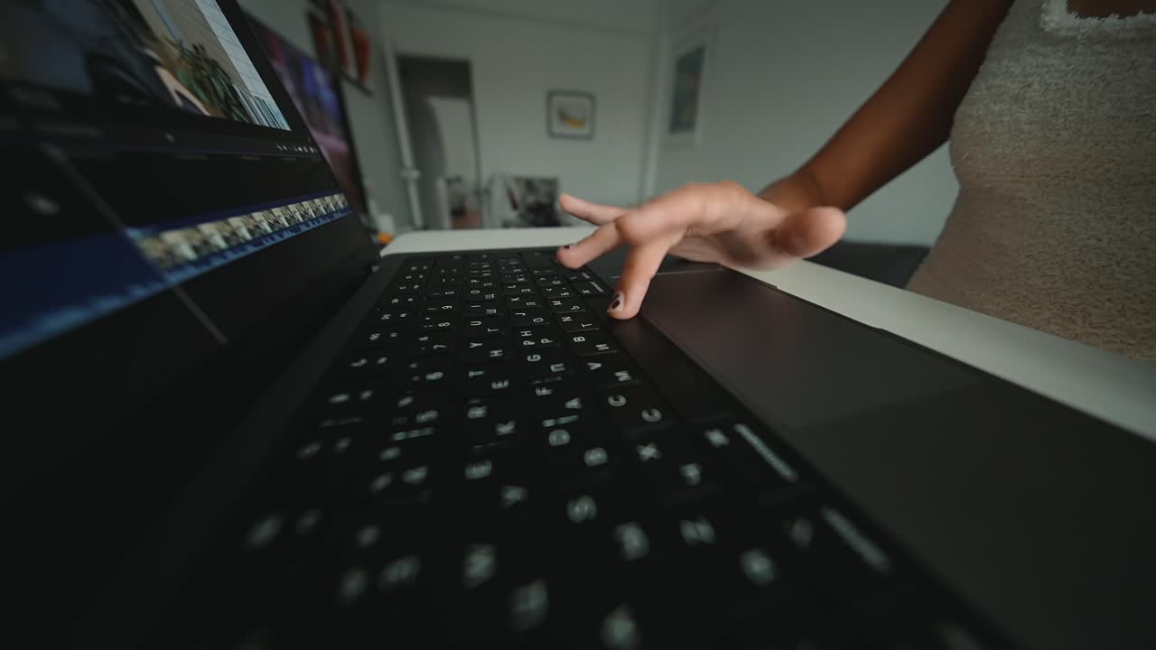 trabajando en una computadora portátil