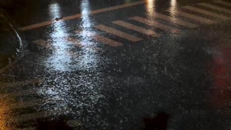 Los-Faros-De-Los-Autos-Se-Reflejan-En-Una-Encrucijada-Bajo-Fuertes-Lluvias