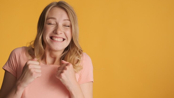 Donna caucasica entusiasta che fa il gesto del pollice in su davanti alla telecamera.