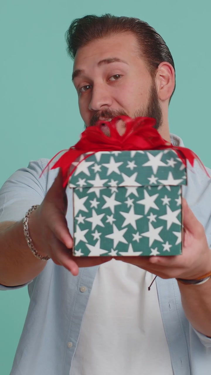 Uomo libanese che presenta una scatola di regali di compleanno offre un regalo avvolto un bonus di carriera per festeggiare la vendita della festa