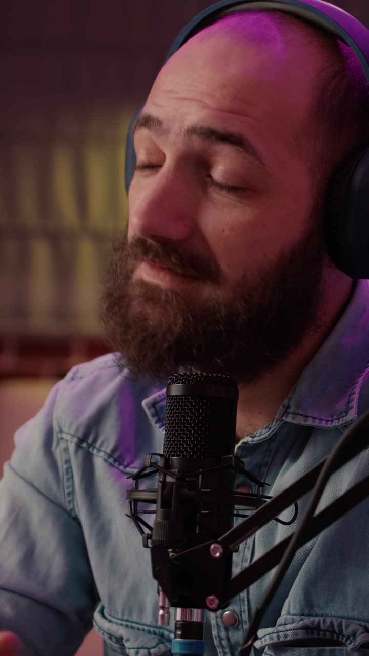 Uomo che registra podcast in studio