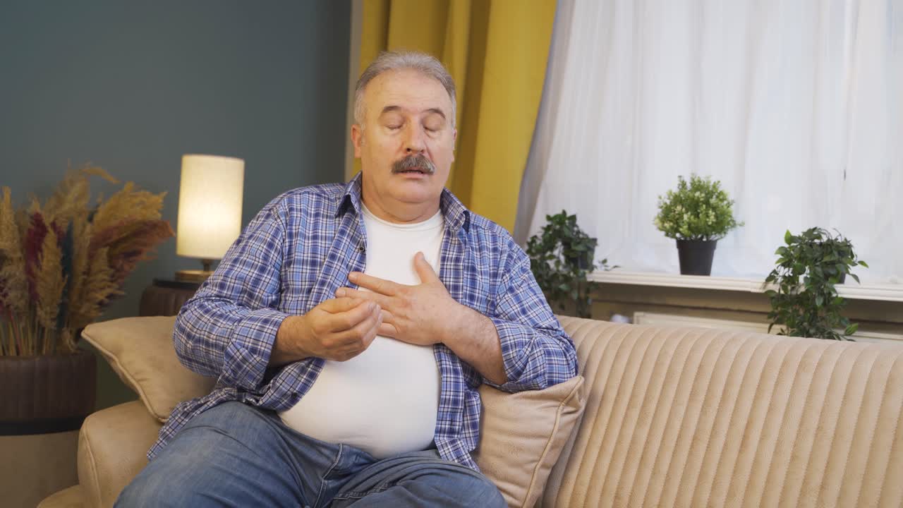 Uomo malato che tossisce