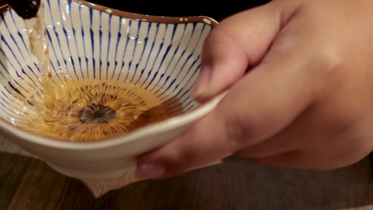 장식적 인 그 에 차 를 부는 사람