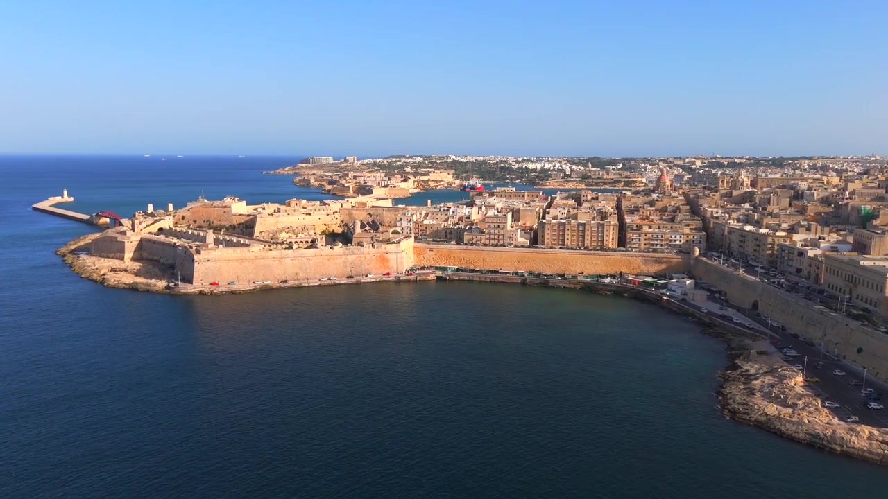 Ammira viste aeree mozzafiato delle spettacolari scogliere oceaniche di Malta mentre il drone cattura lo straordinario contrasto tra le aspre formazioni rocciose e il profondo mare blu.