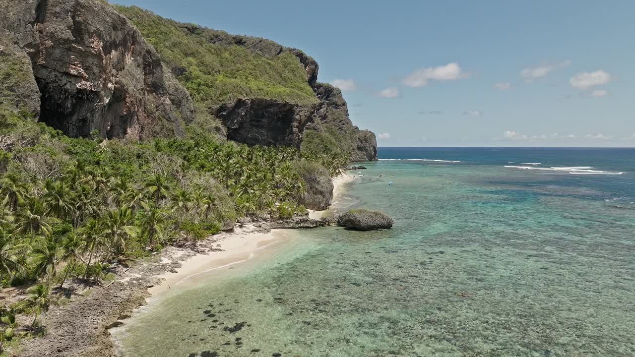 도미니카 공화국의 사마나 에서 여름 시즌 에 사람 들 과 함께 야생 과 아름다운 고립 된 플라야 프론톤 해변