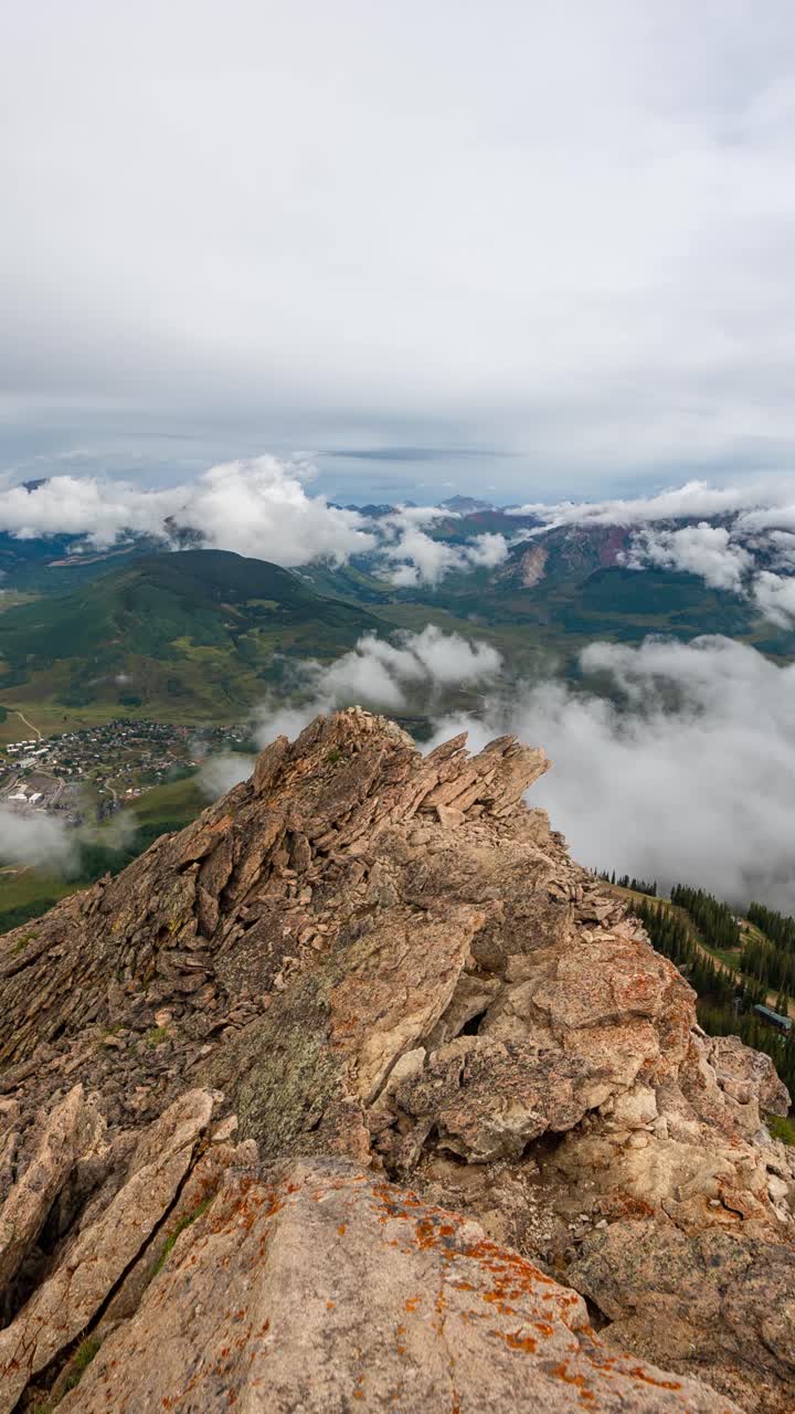 Timelapse verticale. Cima della montagna e nuvole sopra la valle e Crested Butte, Colorado USA