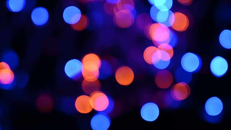 Luce bokeh 4K su sfondo scuro. Sfondo astratto con luci bokeh sfocate. Concetto di festività.