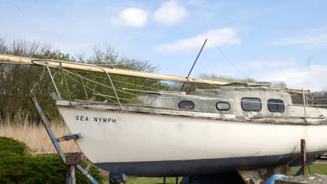 Un-Viejo-Y-Cansado-Velero-Abandonado-En-Un-Remolque-Oxidado