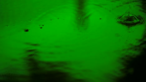 agua en movimiento lento gotas de lluvia cayendo sobre el agua sobre el suelo, hermosa superficie azul onda papel tapiz abstracto, patrón de círculo en el suelo, salpicaduras de gota de lluvia caendo y goteando en el suelo mojado