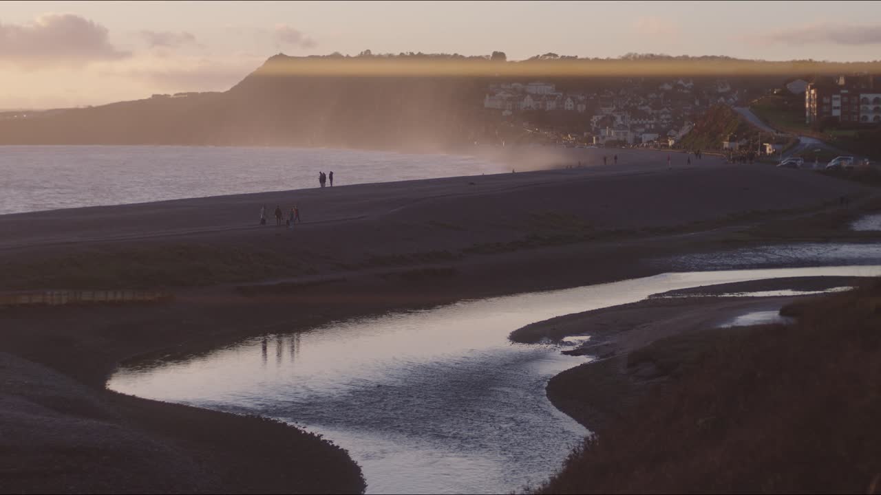 Una vista aerea del paesaggio con la foce del fiume in un suggestivo tramonto, Devon, Regno Unito.