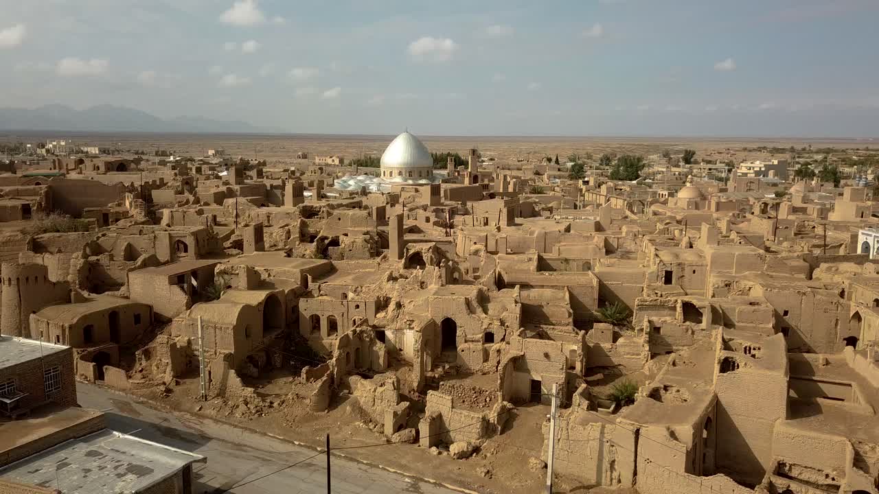 руины города в пустынном климате и большая мечеть архитектура в иране после ислама атаковать народ ирана и уничтожить цивилизацию в персии, прекрасные исторические места ушли уродливые мечети построены в небольших городах