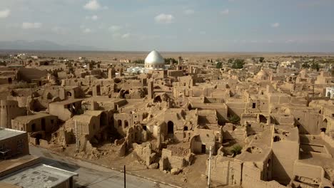 Ruins-of-city-in-desert-climate-and-big-mosque-architecture-in-Iran-After-Islam-attack-Iran-people-and-destroy-civilization-in-Persia,-wonderful-historical-places-gone-ugly-mosque-built-in-small-towns