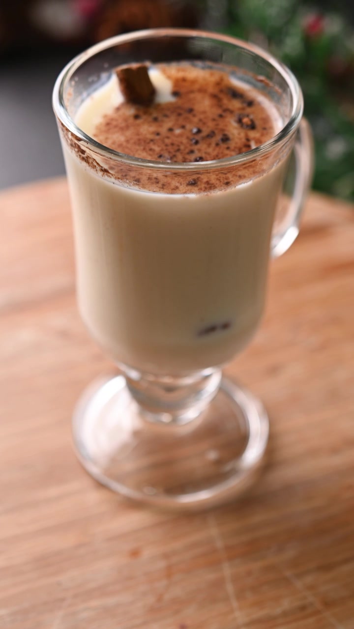 Eggnog con cannella in un bicchiere
