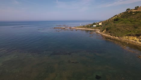 Felsige-Küste-Der-Adria-In-Der-Nähe-Von-Durres-In-Albanien,-Unberührte-Strände-Mit-Kiessteinen-Und-Smaragdgrünem-Meerwasser