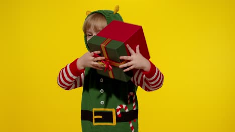 Niña-Con-Disfraz-De-Elfo-Navideño-De-Ayudante-De-Santa-Recibiendo,-Recibiendo-Una-Caja-De-Regalo-Presente.-Vacaciones-De-Año-Nuevo