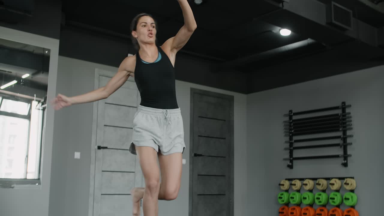 Donna che si esercita in una palestra
