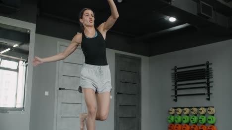 mujer haciendo ejercicio en un gimnasio