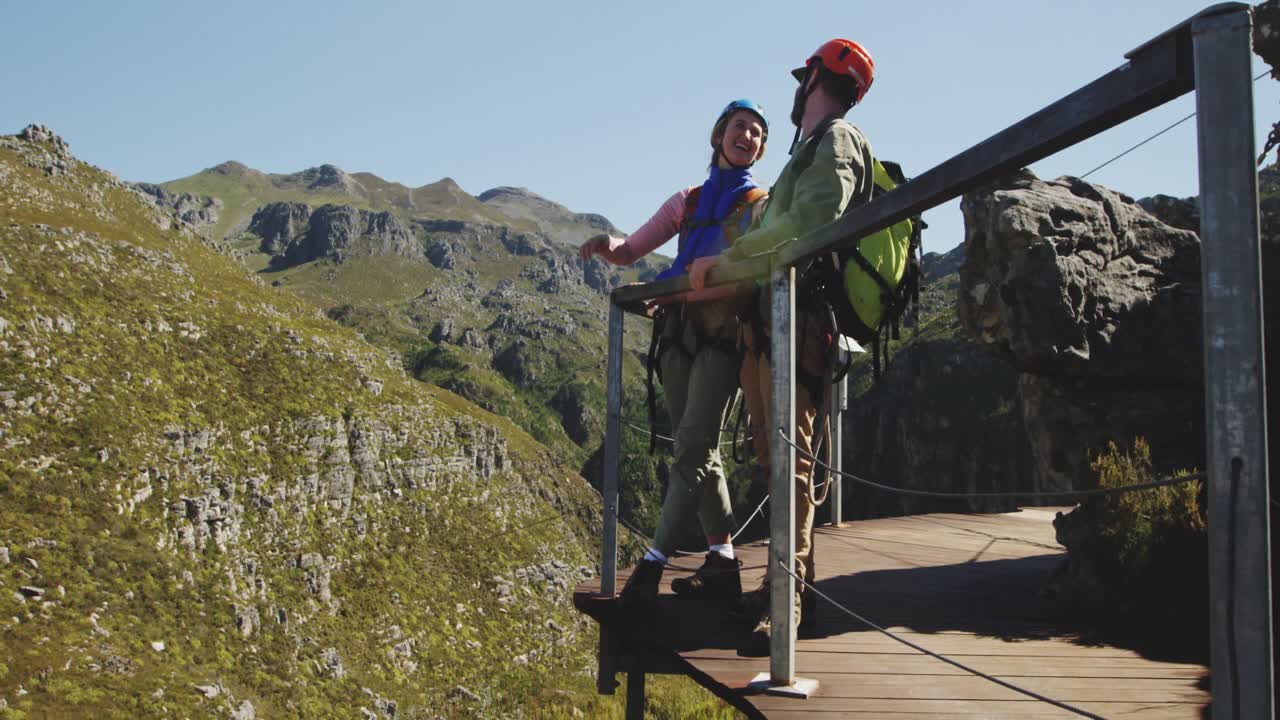 젊은 백인 커플이 이야기하고 있습니다.