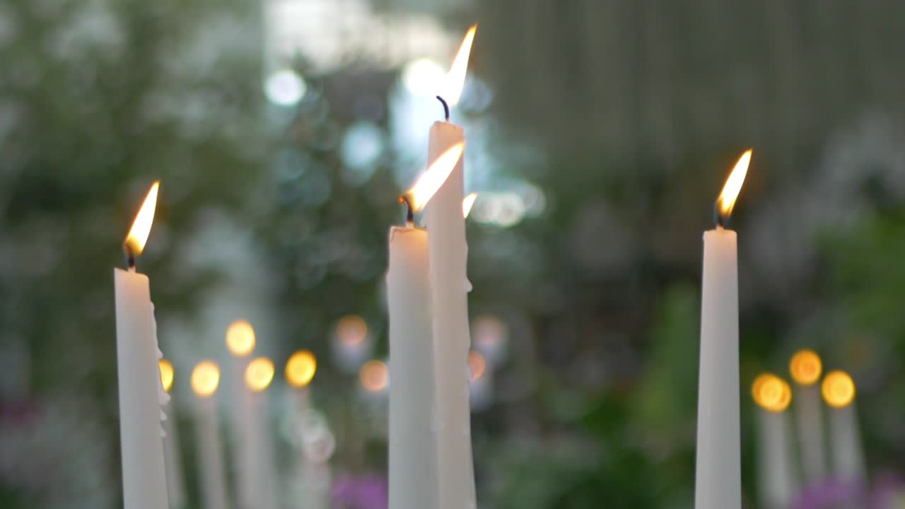 cuatro velas están ardiendo