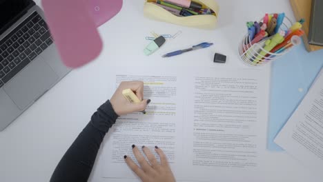 estudiante que estudia