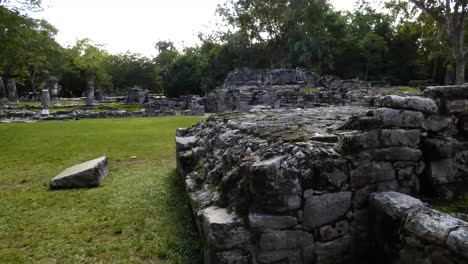 "The-Altar"-in-Center-of-Plaza,-in-the-background-Las-Columnas-at-San-Gervasio,-Mayan-archeological-site,-Cozumel,-Mexico