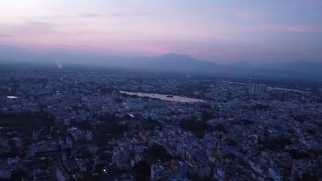 Vista-Aérea-Panorámica-De-La-Ciudad-De-Coimbatore-Bajo-Un-Cielo-Brumoso-Al-Atardecer,-Tamil-Nadu,-India