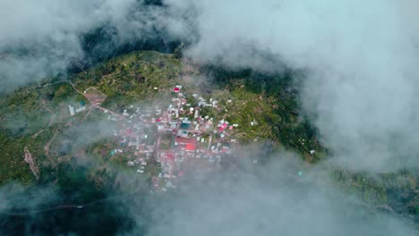 El-Dron-Se-Desplaza-De-Izquierda-A-Derecha,-Revelando-El-Pueblo-De-Tapay-Perdido-Entre-Las-Nubes.