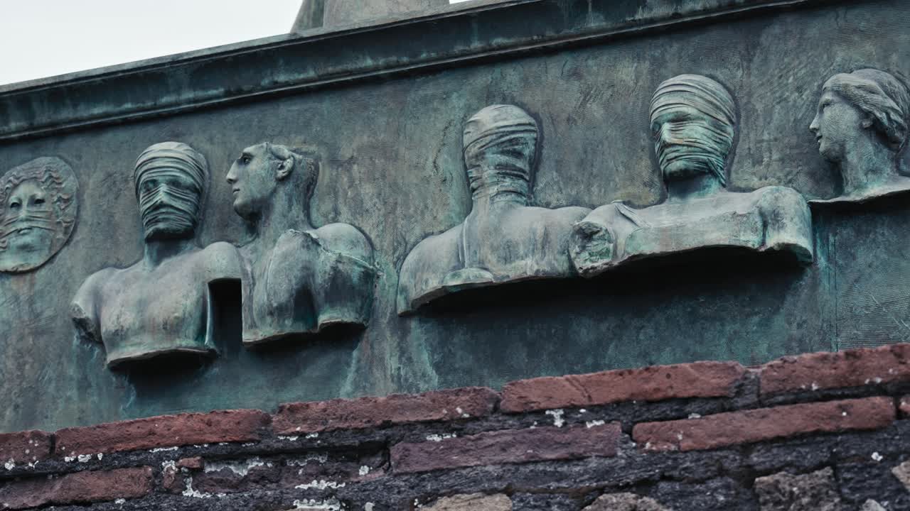 relieves de la antigua cultura de pompeya, centauro por igor mitoraj