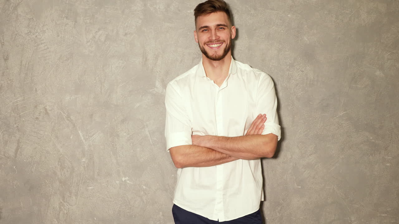 L'uomo sorridente in camicia bianca