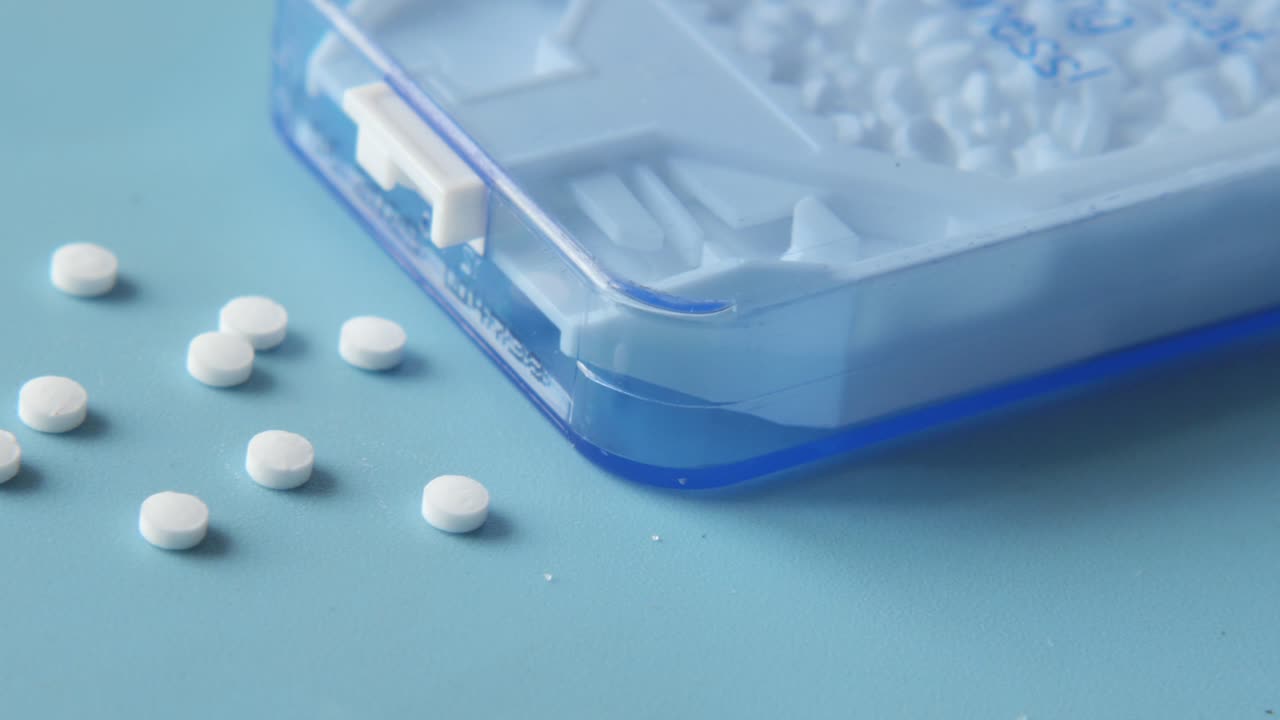 테이블에 인공 감미료 용기