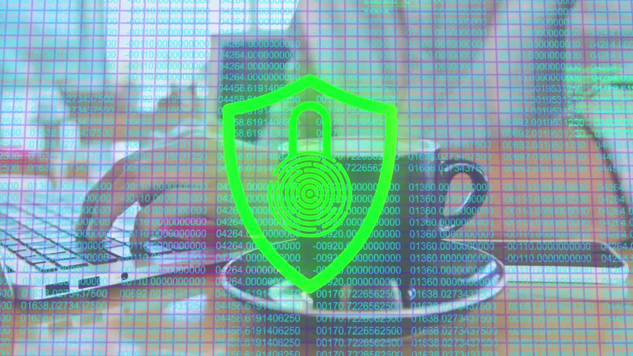 animación de candado, lenguaje informático, números, sección media de un hombre caucásico trabajando en una computadora portátil