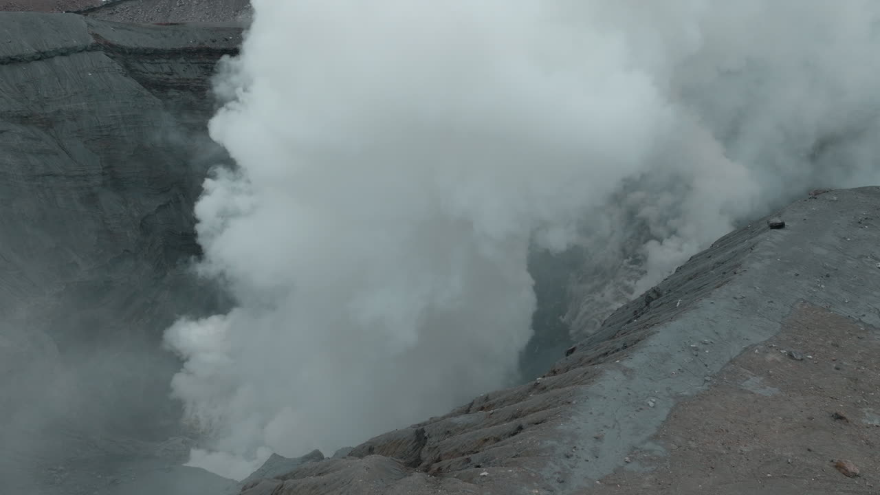 vista aérea del monte aso en japón, capturando el humo del volcán, filmado por un dron para un efecto cinematográfico