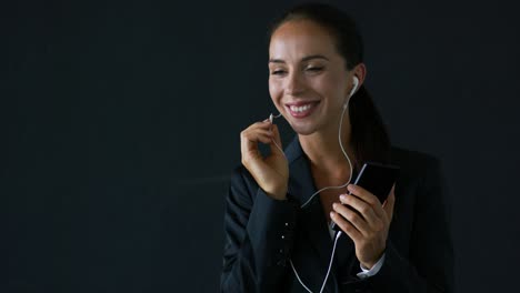 mujer de negocios hablando por teléfono inteligente con auriculares
