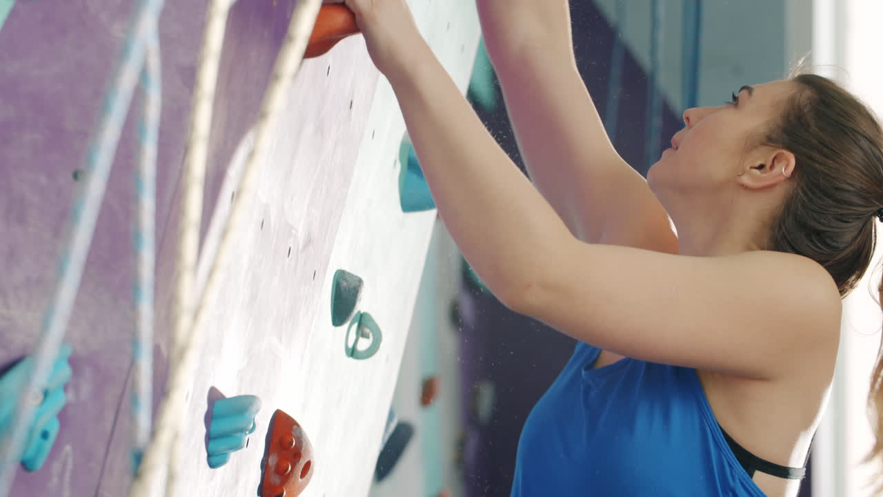 mujer escalando rocas