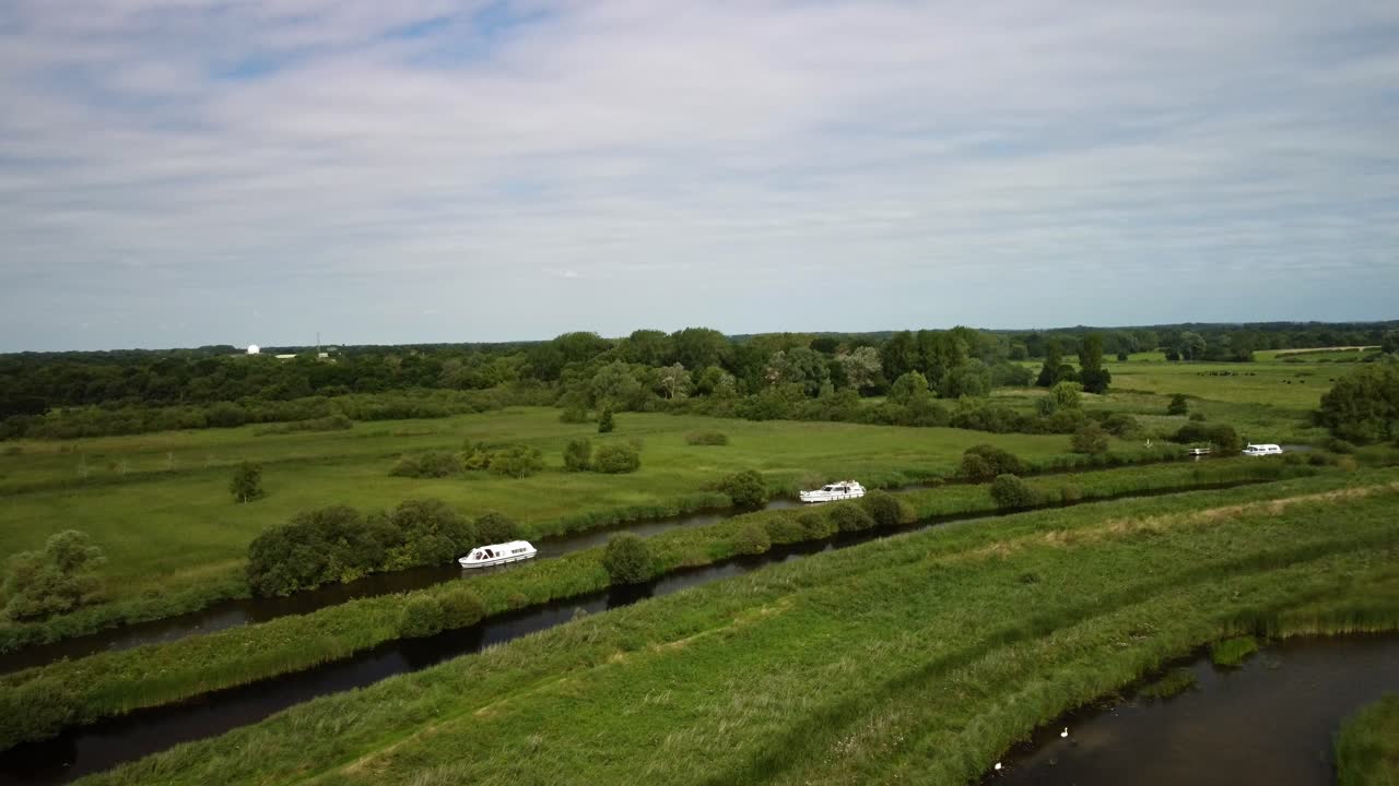 노르폴크 브로드 (norfolk broads) 의 실제 주변에 있는 야어 강 (yare river) 에 있는 보트의 항공 4k 드론 영상